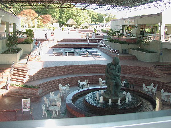 入場ゲート正面の噴水