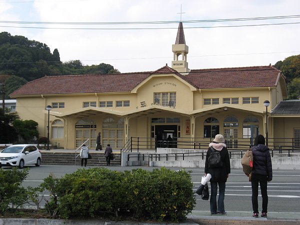 JR三角駅