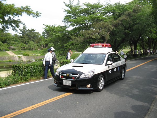 先導のパトカー