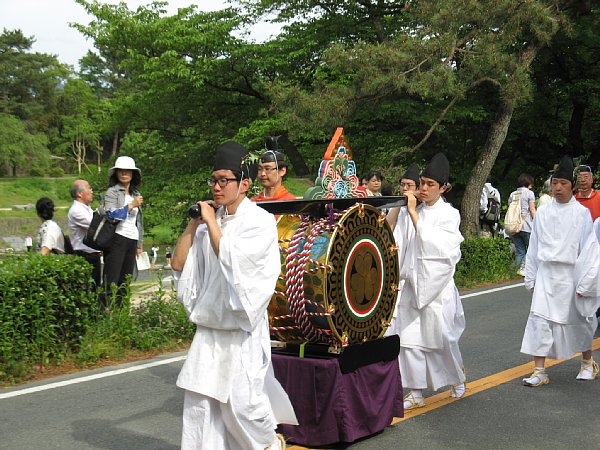 蔵人所陪従の楽器（太鼓）