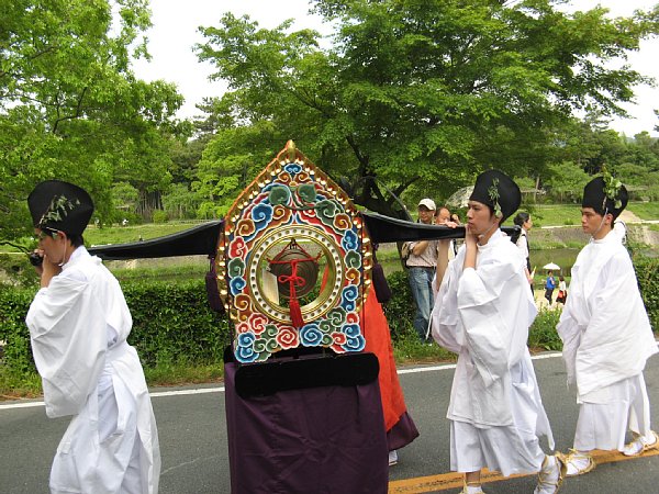 蔵人所陪従の楽器（鉦鼓）