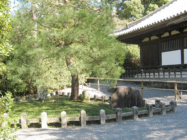 扇の芝と観音堂