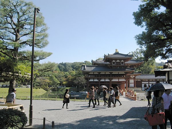 鳳凰堂(右横から)