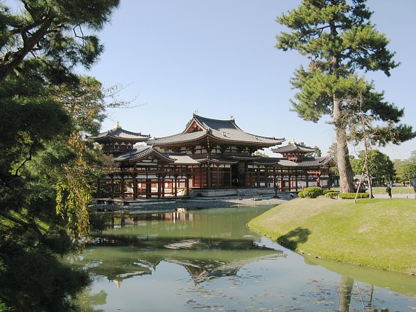 鳳凰堂(斜め左横から)