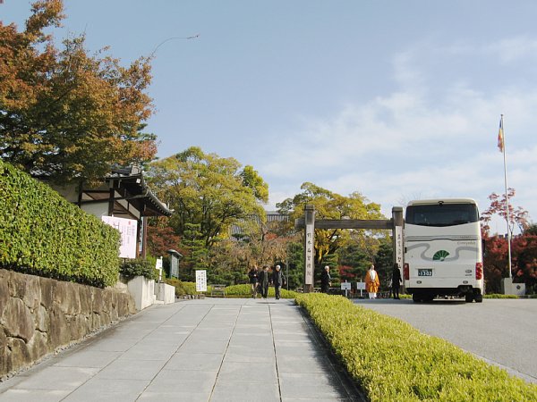 智積院入場口