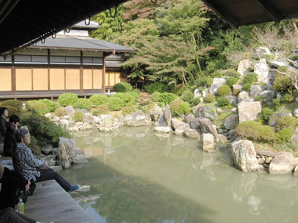 名勝庭園左側