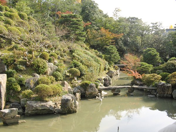 名勝庭園左側から