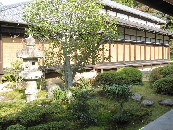 本坊横の庭