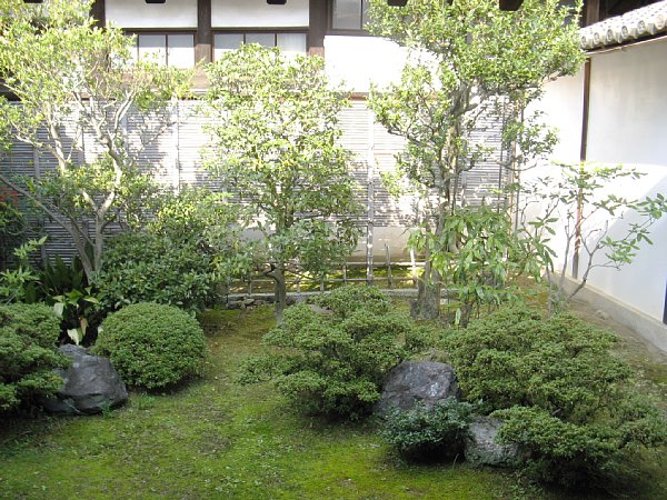 本坊と大玄関の間の庭