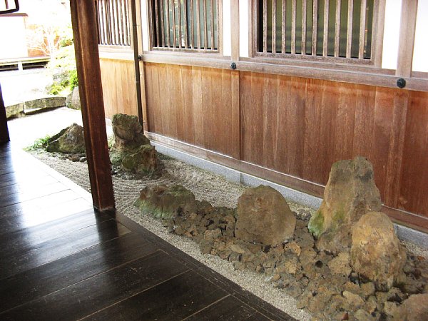 大玄関と講堂の間の庭