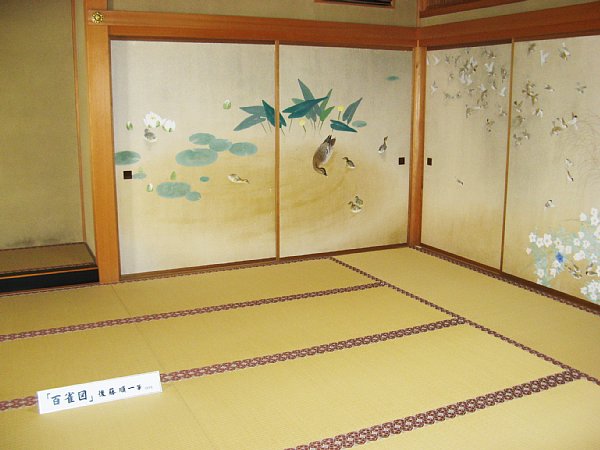 講堂の襖絵「百雀図」