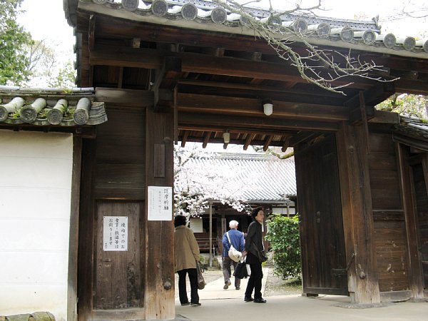 報恩院の門