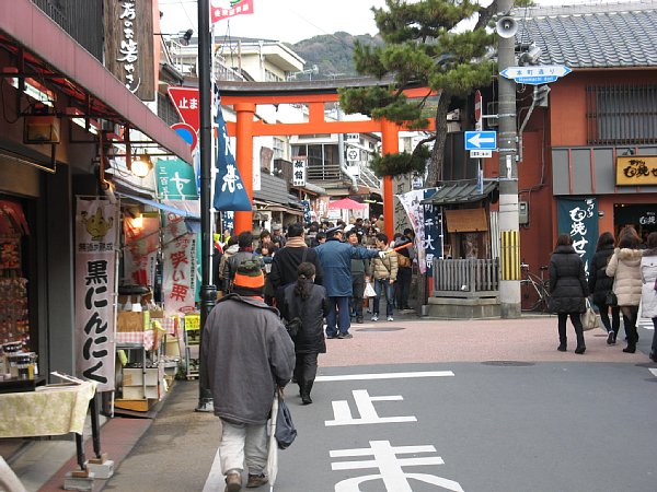 駅から裏参道へ