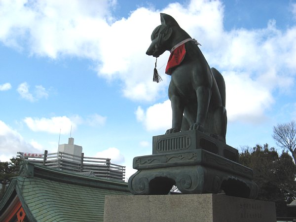 白狐の像
