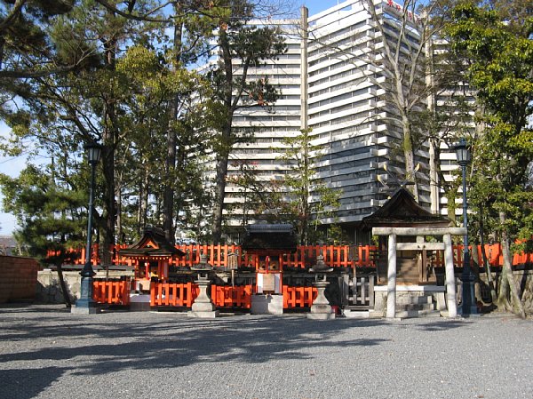 参道沿いの末社群