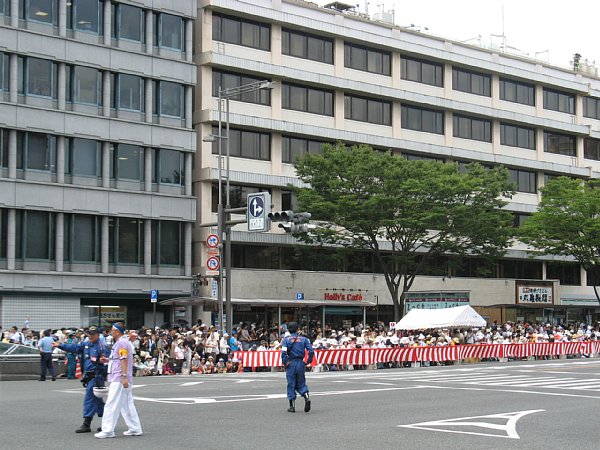 巡行前 河原町御池の角
