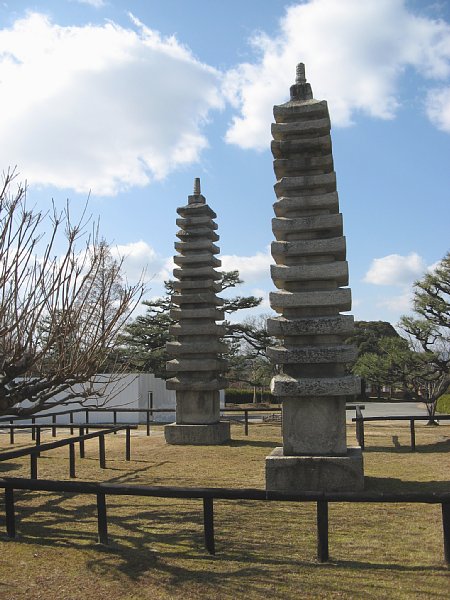 十三重石塔