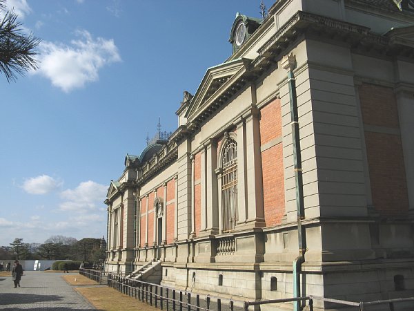特別展示館南側