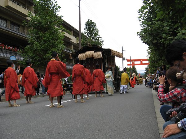 豊公参朝列 牛車後ろから