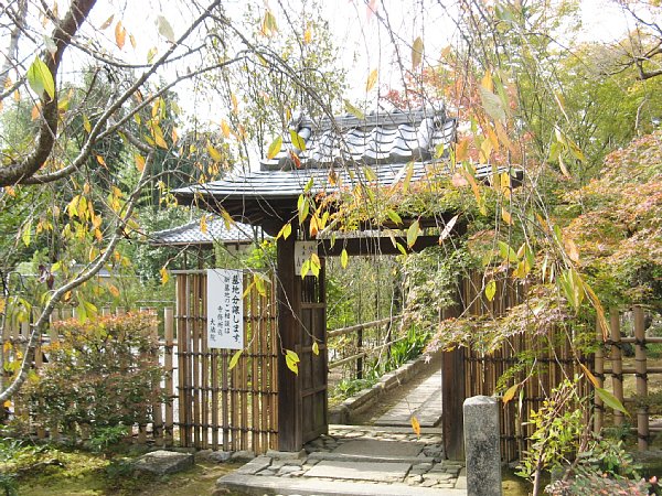 墓地の入口