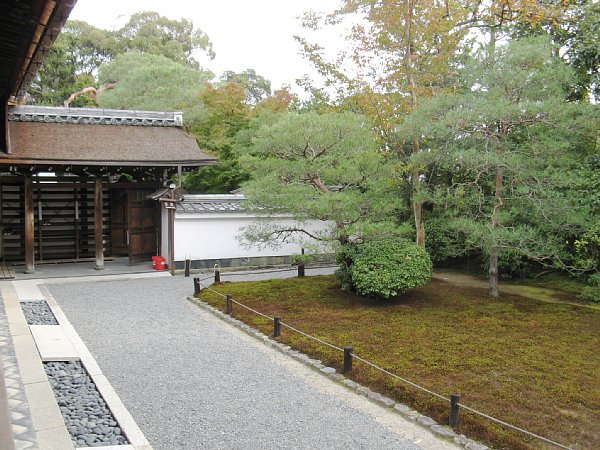 方丈前の庭と袴腰の玄関