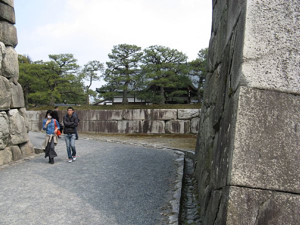 石垣と本丸御殿玄関
