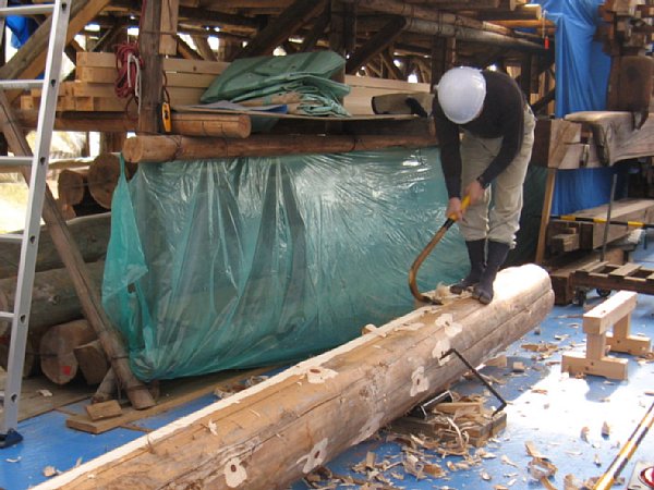 鉋がけ作業