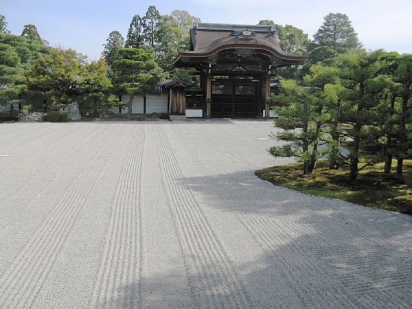 南庭と勅使門