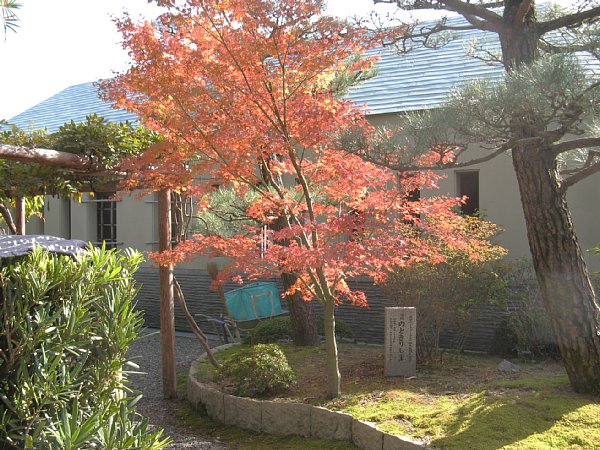 庭園受付建物の裏