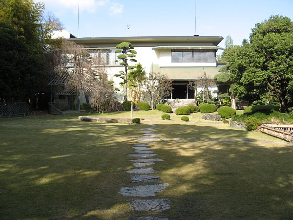 美術館別館前の庭