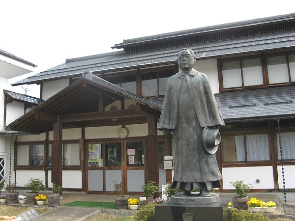 高野辰之像