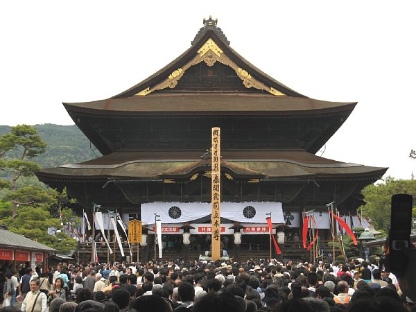 本堂と回向柱