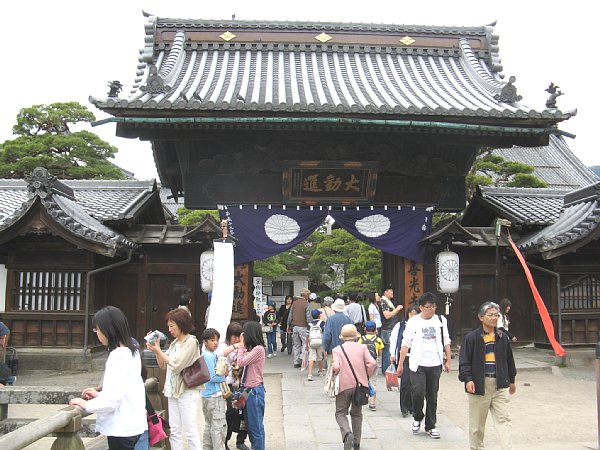 大勧進正門