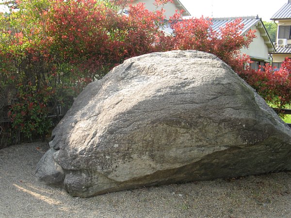 亀石横