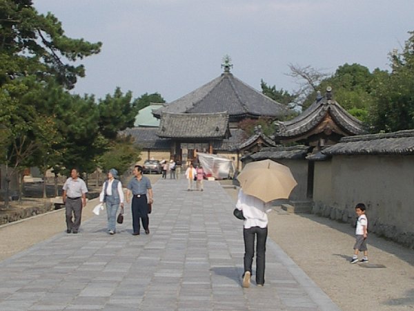夢殿への道