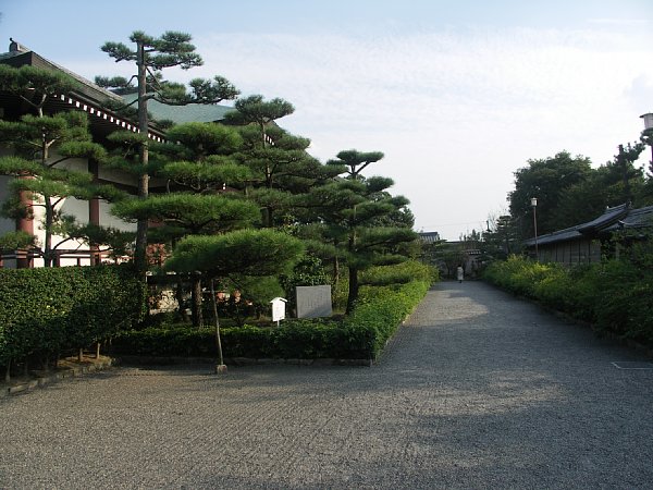 中宮寺境内