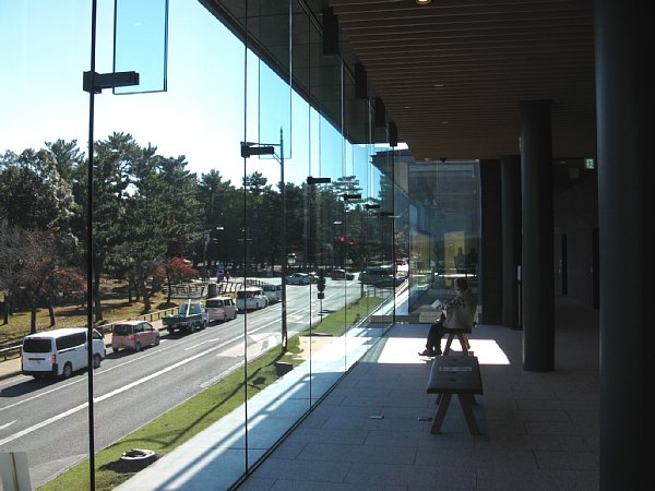 奈良公園バスターミナル 展示室前