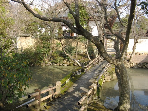 香薬師堂前の池