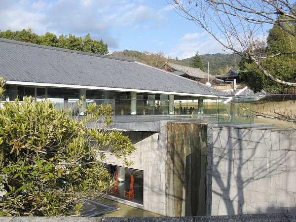 奈良市写真美術館越しの新薬師寺