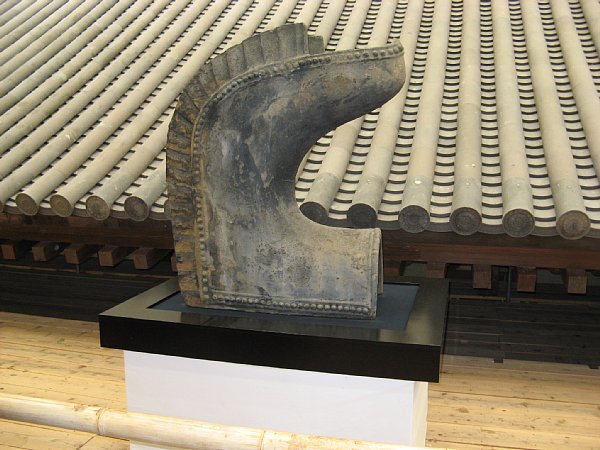 西側の鴟尾