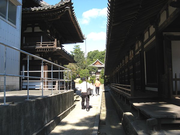 舎利殿と礼堂東室