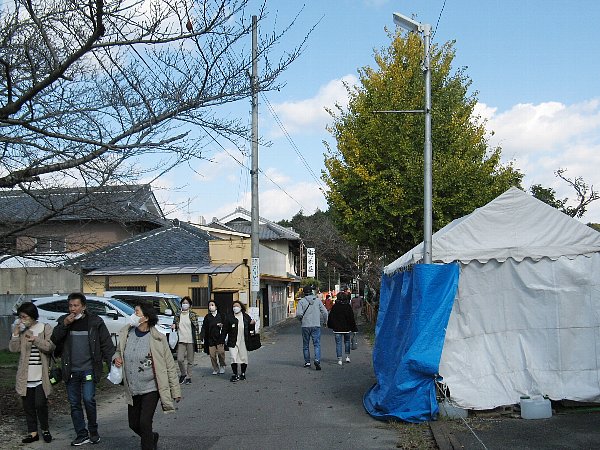 境内へ向かう