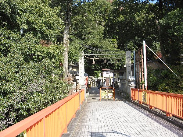 境内へ