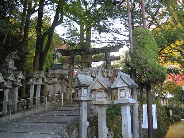 鳥居と聖徳太子像