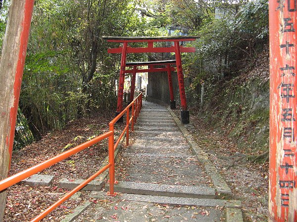 空鉢護法堂の参道1