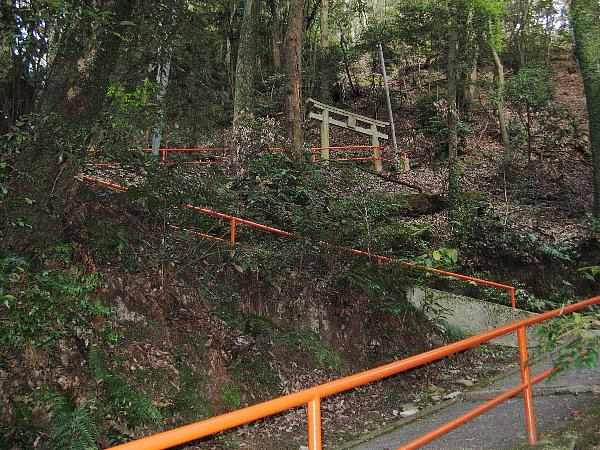 空鉢護法堂の参道2
