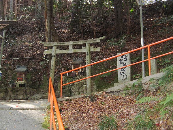 空鉢護法堂の参道3
