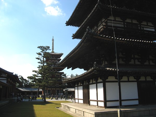 東塔から見た西塔