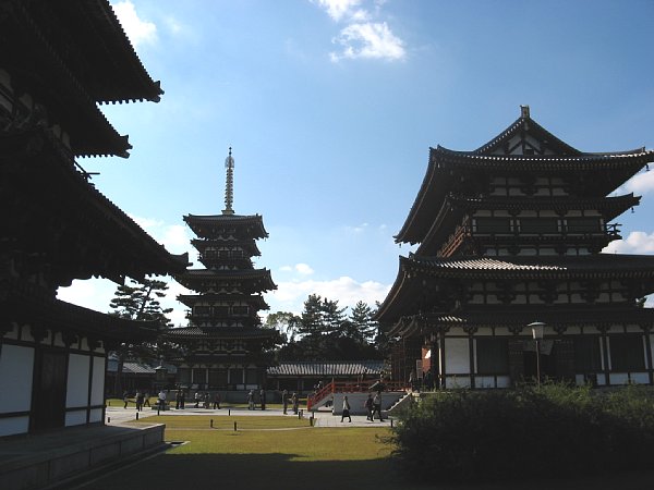 金堂と西塔