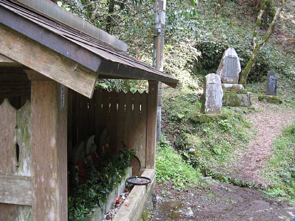 路傍の碑と6地蔵
